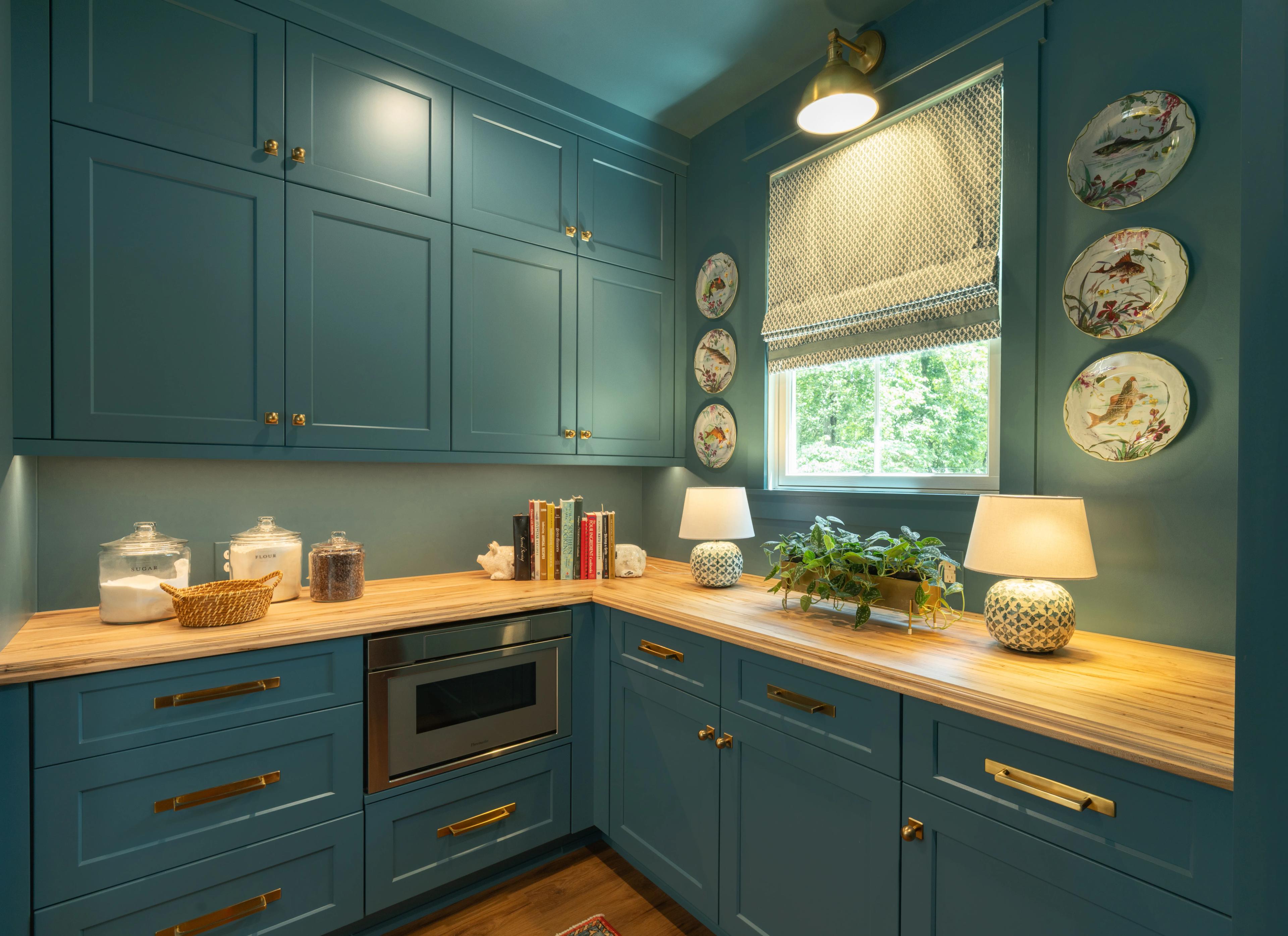 Butler's pantry countertop and Drexel FP cabinets in SW 7614 St. Bart's from the Ideal Cabinets project